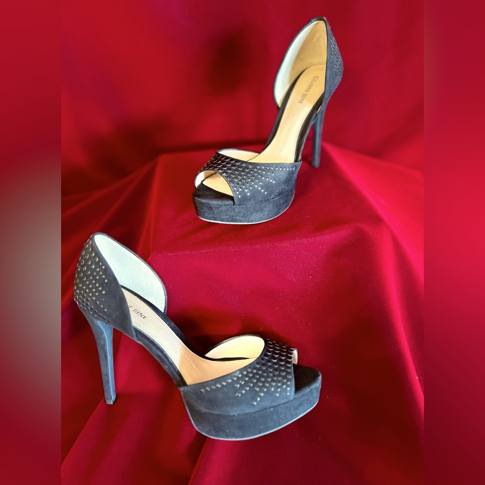Beautiful! Sexy! Black Suede Gianni Bini Heels